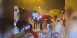 📽️Otobüs kardan yolda kaldı, yolcular kurtarılmayı halay çekerek bekledi