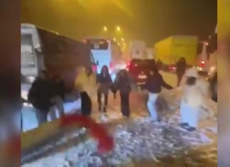 📽️Otobüs kardan yolda kaldı, yolcular kurtarılmayı halay çekerek bekledi