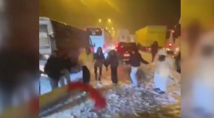 📽️Otobüs kardan yolda kaldı, yolcular kurtarılmayı halay çekerek bekledi
