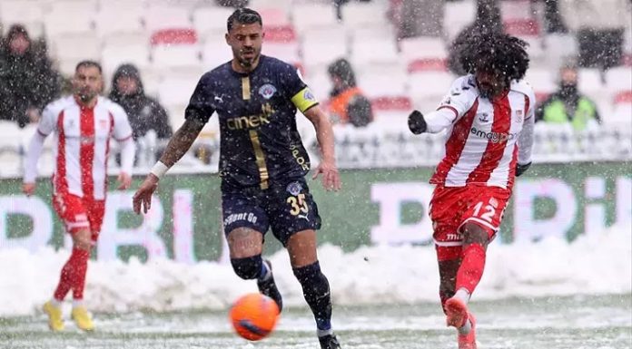 📽️Yayıncı kuruluş spikerinden kar altında oynan maç sırasında sıra dışı teklif: ‘Böyle havalarda da bir çay molası verilse fena olmaz’