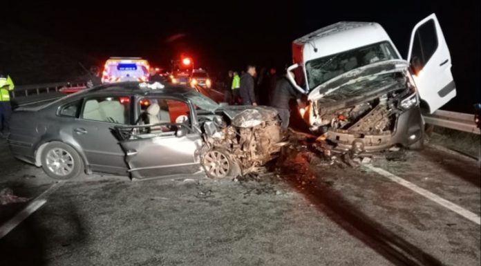 Yozgat’ta feci kaza! Minibüs ve otomobil kafa kafaya çarpıştı; 3 ölü, 5 yaralı