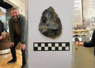 3 yıl boyunca saklamış. 60 bin yıllık balta 9 yaşındaki çocuğun odasından çıktı!