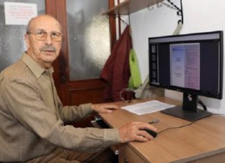 Okumanın yaşı yok derler. 77 yaşında lisans eğitimini tamamladı
