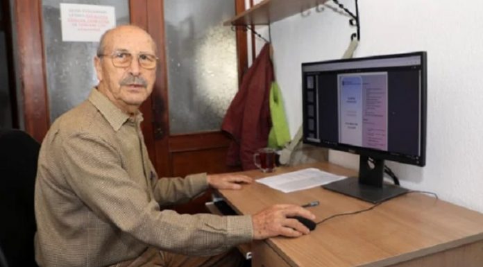 Okumanın yaşı yok derler. 77 yaşında lisans eğitimini tamamladı