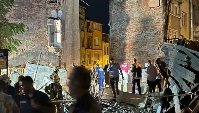 Fatih’te çöken metruk binanın sahibi ünlü şarkıcı çıktı