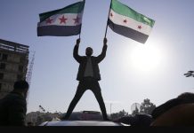 Suriye’de rejimi devirenler, Esad ailesinin köyünü ziyaret etti.