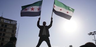 Suriye’de rejimi devirenler, Esad ailesinin köyünü ziyaret etti.