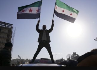 Suriye’de rejimi devirenler, Esad ailesinin köyünü ziyaret etti.