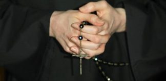 Cezaevi rahibesi, mafya mesajlarını mahkumlara ulaştırdığı için tutuklandı.