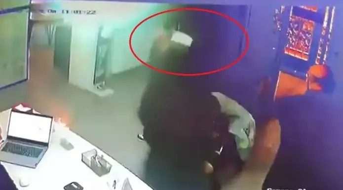 Klinikte yüksek sesle konuşup küfreden kadın, kendisini uyaran hekimi sırtından bıçakladı!