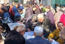 Emekliye 5 bin lira yılbaşı yardımı açıklandı, binlerce kişi belediyeye akın etti!