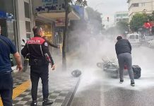 Sıfır aldığı motosiklet sürekli arıza verince canına tak dedi, motoru aldığı bayinin önünde yaktı!