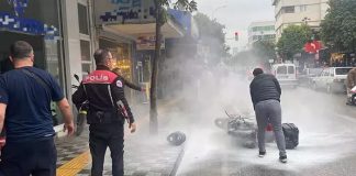 Sıfır aldığı motosiklet sürekli arıza verince canına tak dedi, motoru aldığı bayinin önünde yaktı!