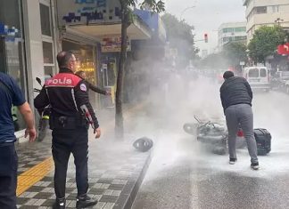 Sıfır aldığı motosiklet sürekli arıza verince canına tak dedi, motoru aldığı bayinin önünde yaktı!