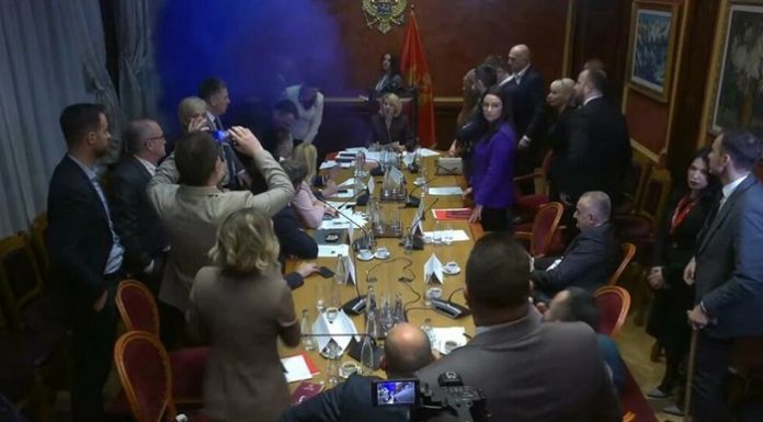 Böylesi ilk oluyor. Karadağ’da parlamentodaki görüşmeler sırasında muhalifler sis bombası attı!