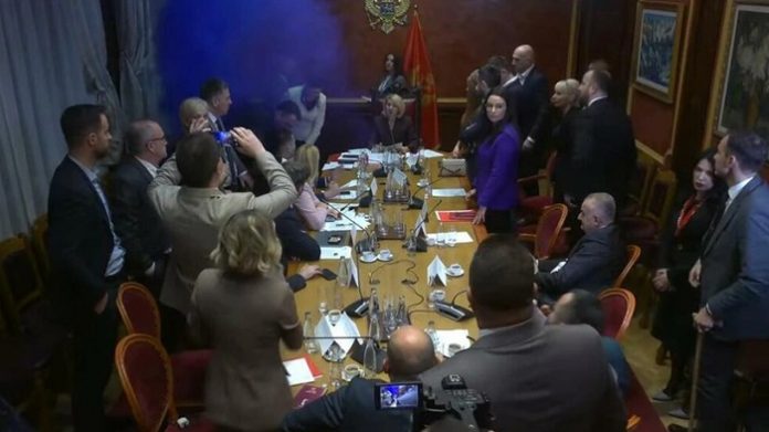 karadağ parlamento sis bombası