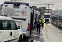İstanbul’da akılalmaz kaza: Üstünden geçerken yerinden fırlayan rögar kapağı metrobüsün camını kırdı, 1 yolcu yola düştü!