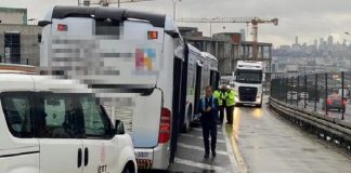 İstanbul’da akılalmaz kaza: Üstünden geçerken yerinden fırlayan rögar kapağı metrobüsün camını kırdı, 1 yolcu yola düştü!
