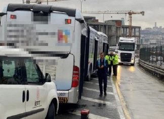 İstanbul’da akılalmaz kaza: Üstünden geçerken yerinden fırlayan rögar kapağı metrobüsün camını kırdı, 1 yolcu yola düştü!