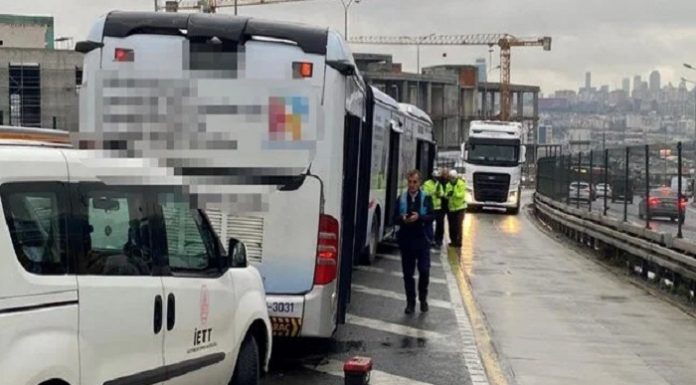 İstanbul’da akılalmaz kaza: Üstünden geçerken yerinden fırlayan rögar kapağı metrobüsün camını kırdı, 1 yolcu yola düştü!