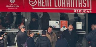 Sıraya girdi, yemeğini yedi. Ünlü gurme Vedat Milor, Kent Lokantası’nda