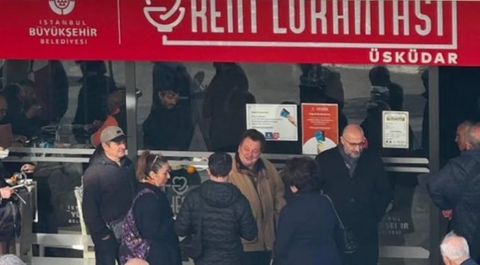 Sıraya girdi, yemeğini yedi. Ünlü gurme Vedat Milor, Kent Lokantası’nda