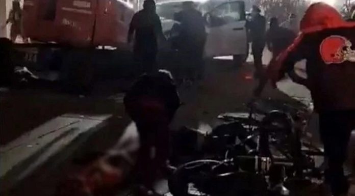 ABD’de araç kalabalığa daldı, ardından sürücü araçtan inerek ateş açtı:10 ölü, 30 yaralı!