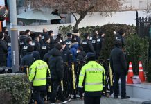 Güney Kore başkanlık sarayında gerilim. Korumalar ve muhafızlar tutuklamayı engellediler.