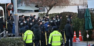 Güney Kore başkanlık sarayında gerilim. Korumalar ve muhafızlar tutuklamayı engellediler.