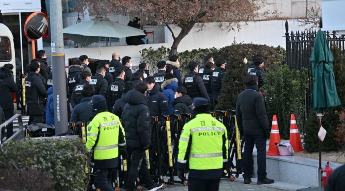 Güney Kore başkanlık sarayında gerilim. Korumalar ve muhafızlar tutuklamayı engellediler.