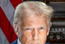 Resmi başkanlık fotoğrafında sabıka fotosundaki pozunu verdi.