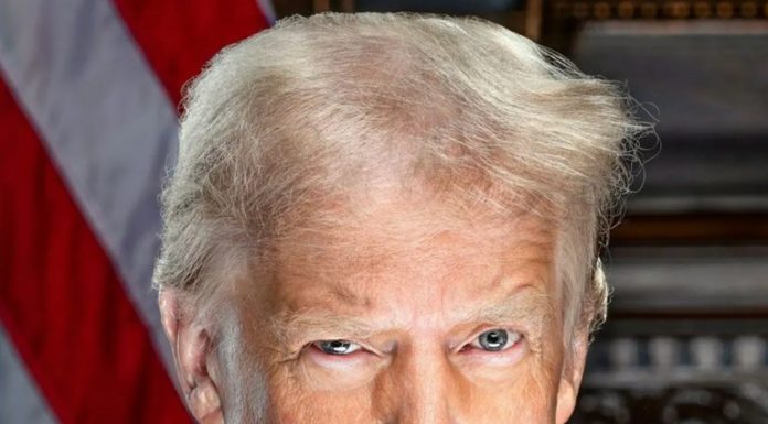 Resmi başkanlık fotoğrafında sabıka fotosundaki pozunu verdi.