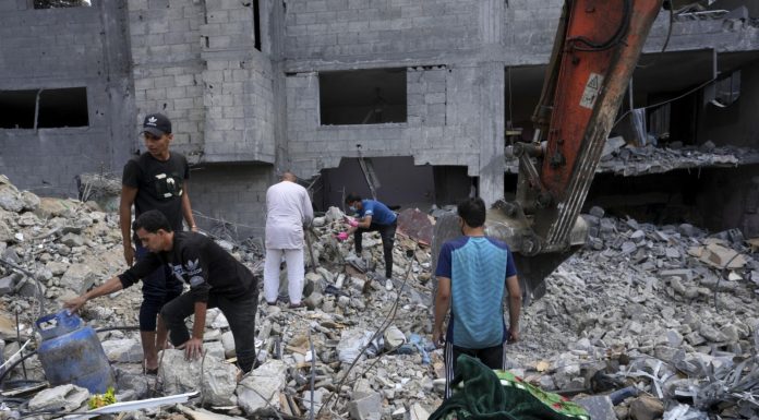 Gazze’de savaş durdu acı dinmedi. Gazzeliler enkaz altında cenazelerini arıyor.