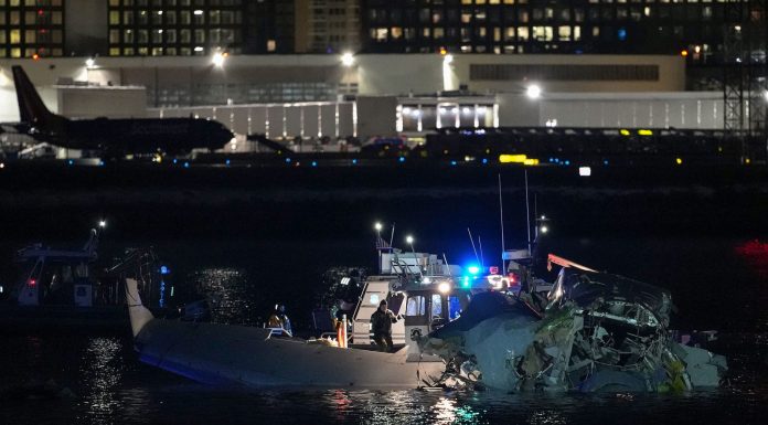 📽️Washington’da havadaki çarpışma anı kameralara kaydedildi. Nehirde arama çalışmaları sürüyor.