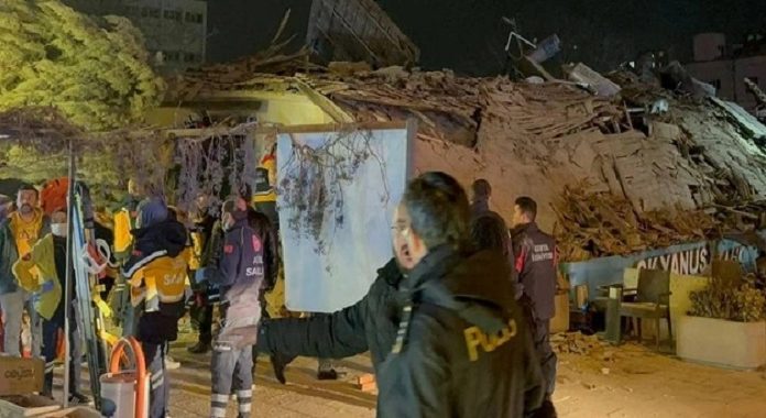 Konya’da 4 katlı bina çöktü! Enkaz altında kalanlar var