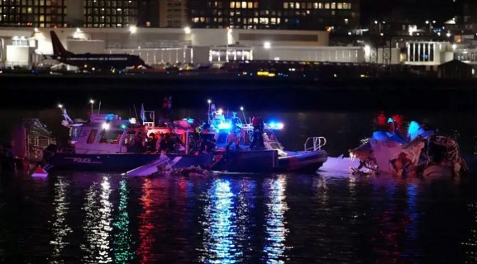 ABD’de yolcu uçağı ile askeri helikopter havada çarpıştı. Çok sayıda ölü var!