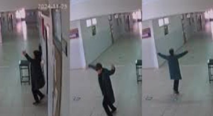 🎥Nöbetçi öğrencinin canı sıkıldı, başladı halaya!