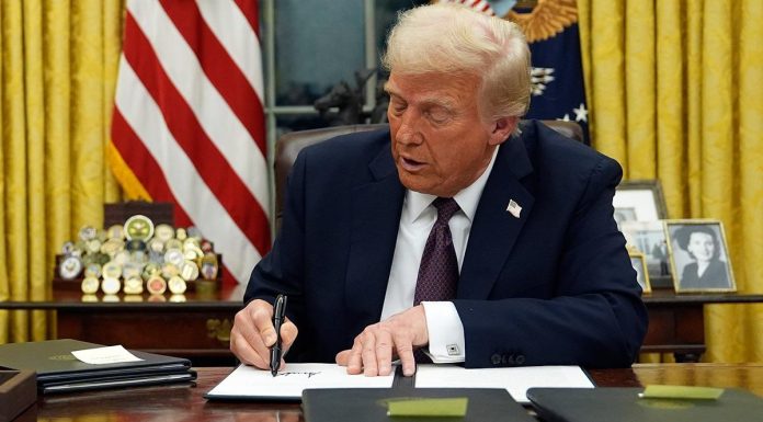 Trump, ilk icraatı olarak ABD ve Dünya için ‘hayati’ 8 kararnameyi imzaladı!