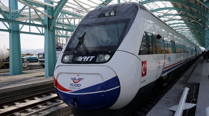TCDD, Yüksek Hızlı Tren (YHT) bilet fiyatlarına zam yaptı.Zam oranları, yüzde 40-44 arasında değişiyor.