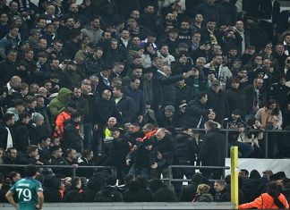 🎥Fenerbahçe taraftarına ırkçı saldırı. Maç durduruldu, hakemler ve takımlar soyunma odasına gitti