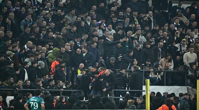 🎥Fenerbahçe taraftarına ırkçı saldırı. Maç durduruldu, hakemler ve takımlar soyunma odasına gitti