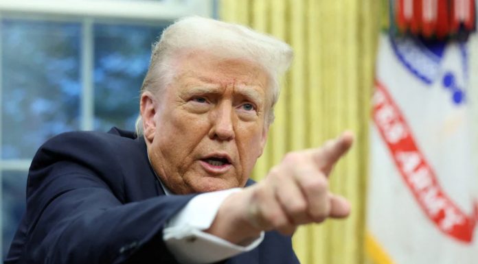 Kısa bir alıntı paylaştı; diktatörlük işareti olarak yorumlandı.