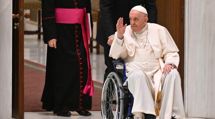 Çift taraflı zatürre teşhisi konmuştu… Vatikan: Papa’nın sağlık durumu hafif bir iyileşme gösteriyor