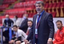 Devre arasında kalp krizi geçiren başantrenör, hayatını kaybetti!