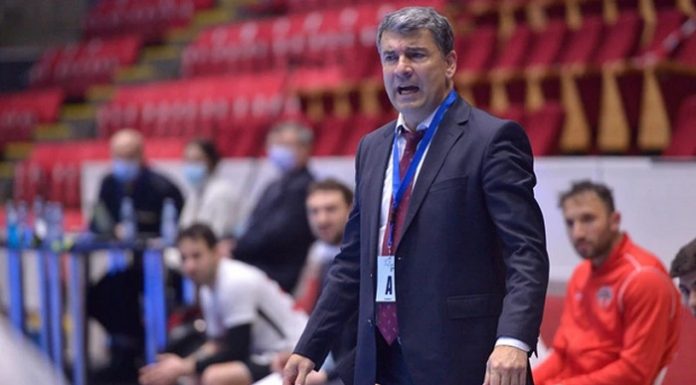 Devre arasında kalp krizi geçiren başantrenör, hayatını kaybetti!