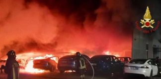 Kundaklama mı ? Roma’daki bir Tesla bayisinde çıkan şüpheli yangında 17 Tesla kullanılamaz hale geldi.