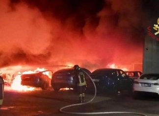 Kundaklama mı ? Roma’daki bir Tesla bayisinde çıkan şüpheli yangında 17 Tesla kullanılamaz hale geldi.