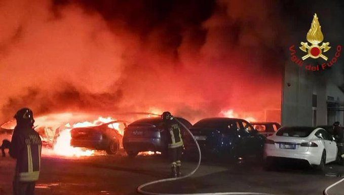 Kundaklama mı ? Roma’daki bir Tesla bayisinde çıkan şüpheli yangında 17 Tesla kullanılamaz hale geldi.