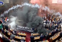 Burası Sırbistan Parlamentosu!