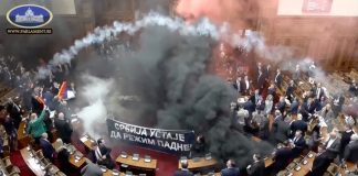 Burası Sırbistan Parlamentosu!